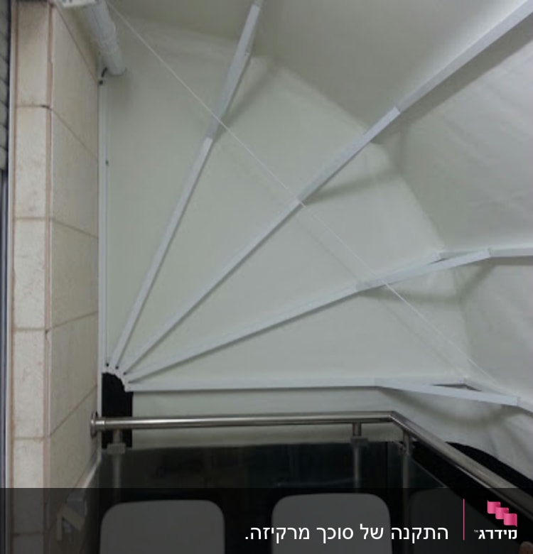 סוכך לבן עם קורות מתכת ותמיכה עליונה